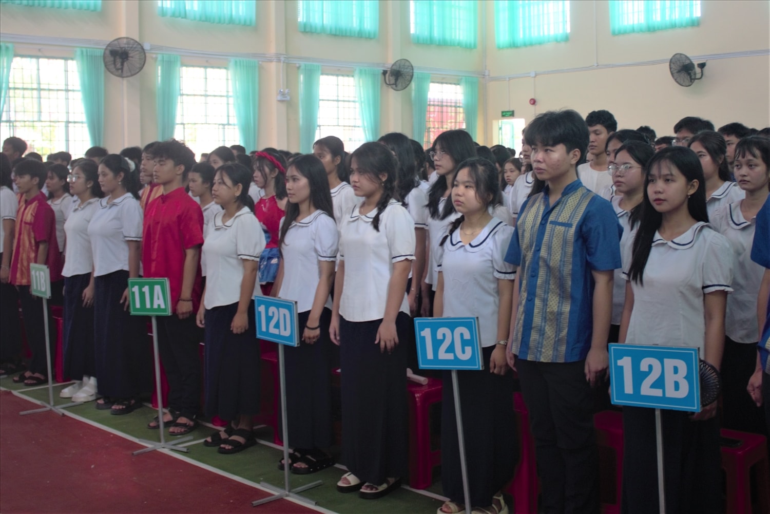 Các em học sinh Trường Phổ thông Dân tộc nội trú THPT An Giang 1 hát Quốc ca cùng 26 triệu học sinh, sinh viên trên cả nước 