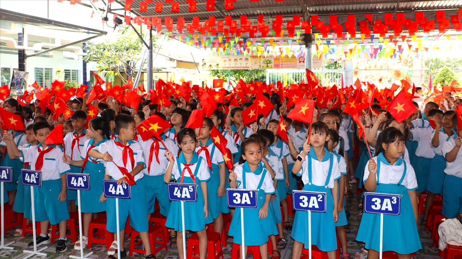Các em học sinh Trường Tiểu học Hoà Bình A (xã Hoà Bình, tỉnh Cà Mau) phấn khởi trong ngày khai giảng năm học mới 2025 - 2026. (Ảnh: Thanh Mong)
