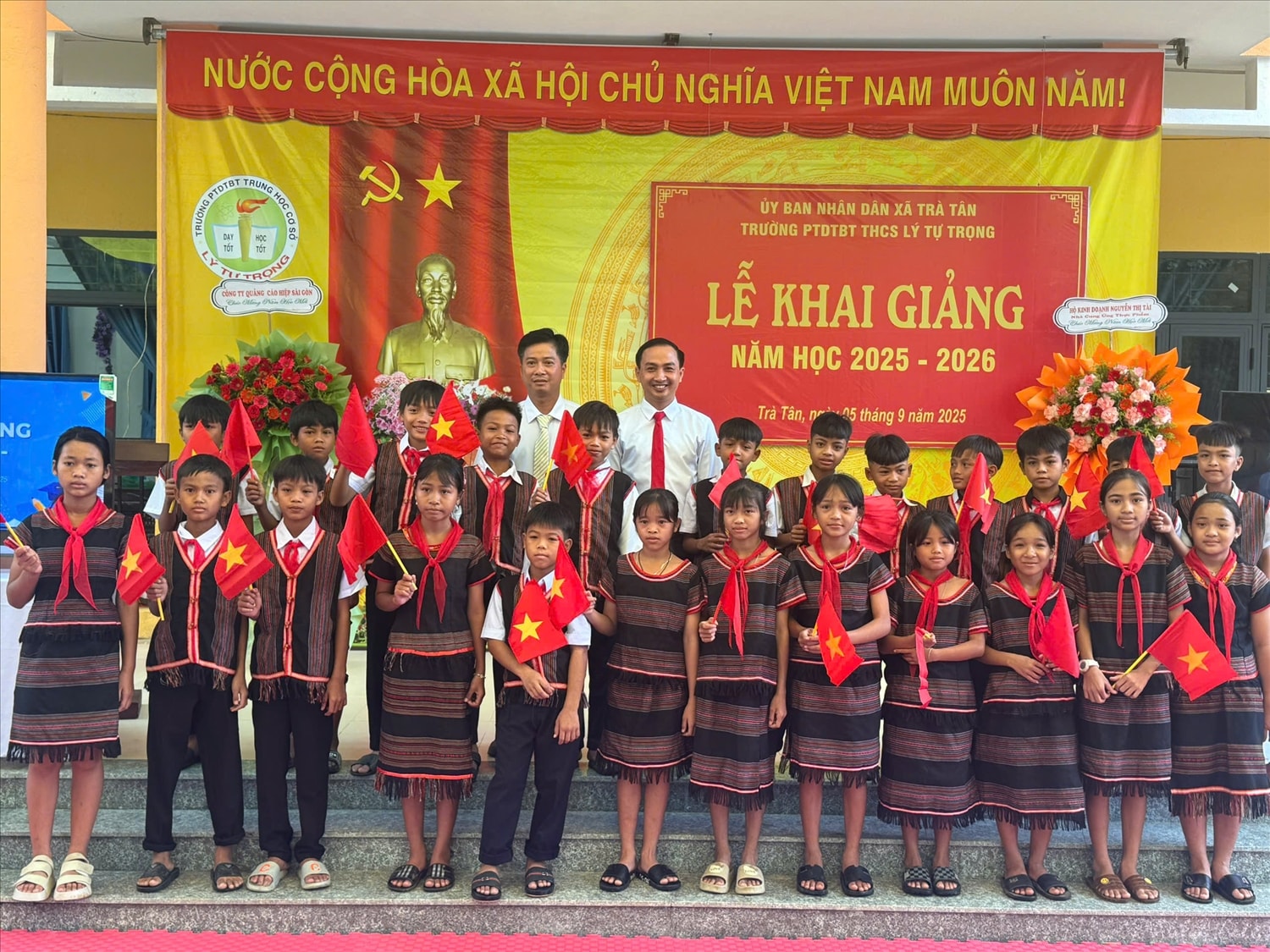 Hàng trăm học sinh ở Trà Tân hân hoan niềm vui khai giảng. (Ảnh Hồng Lai). Hàng trăm học sinh ở Trà Tân hân hoan niềm vui khai giảng. (Ảnh Hồng Lai).