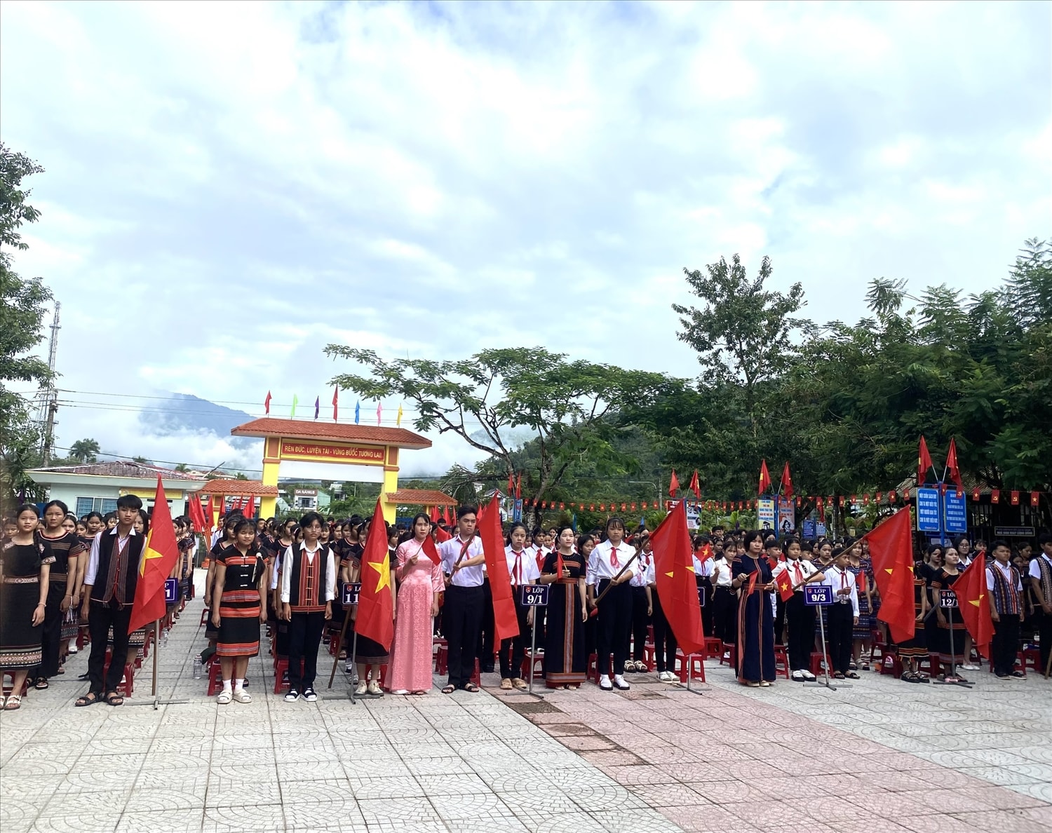Trường PTDTNT Nam Trà My rộn ràng ngày khai giảng. (Ảnh Huy Trường). Trường PTDTNT Nam Trà My tổ chức khai giảng. (Ảnh Huy Trường).