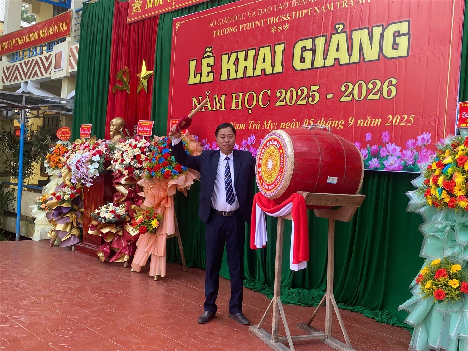 Ông Lê Trí Thanh- Chủ tịch Uỷ ban MTTQ Việt Nam TP. Đà Nẵng đánh trống khai giảng năm học mới (Ảnh Huy Trường). Ông Bùi Ngọc Luận, Hiệu trưởng Nhà trường đánh trống khai giảng năm học mới (Ảnh: Huy Trường)