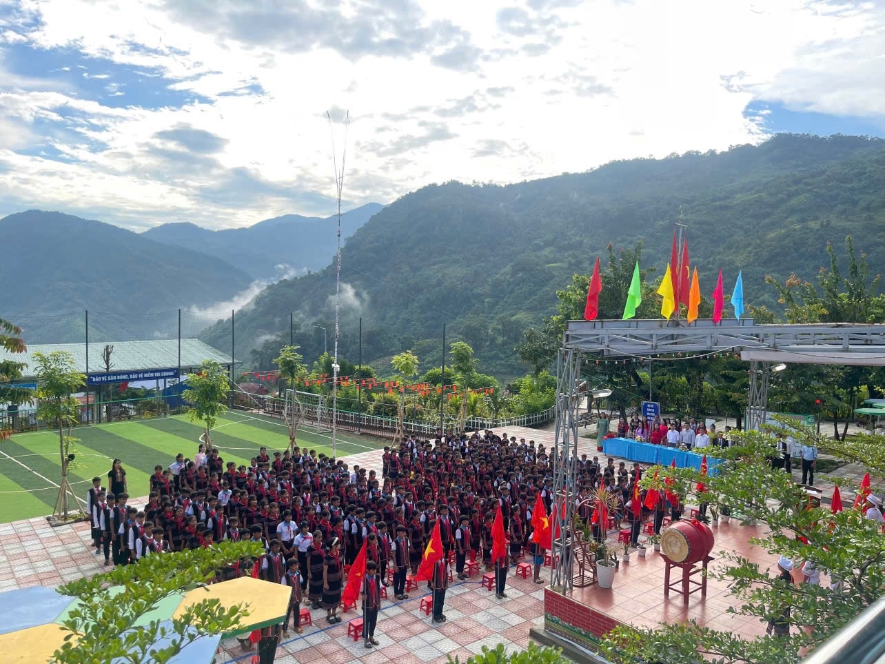 Lễ khai giảng ở Trường Phổ thông Dân tộc Bán trú Tiểu học Ngọc Linh. (Ảnh Hồng Vỹ). Lễ khai giảng ở Trường Phổ thông Dân tộc Bán trú Tiểu học Ngọc Linh. (Ảnh Hồng Vỹ).