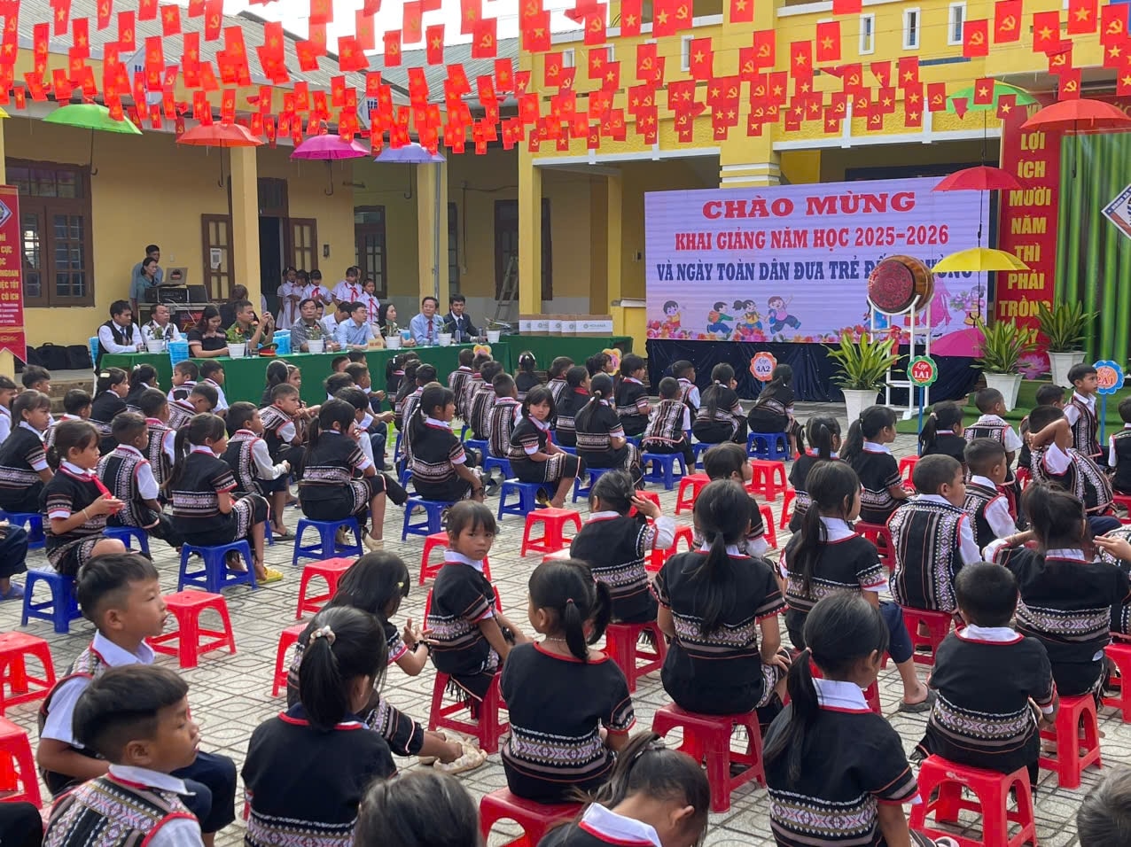 Hàng trăm học sinh Xơ ở Trà Linh dự lễ khai giảng sáng 5/9. (Ảnh Hông Vỹ). Hàng trăm học sinh Xơ ở Trà Linh dự lễ khai giảng sáng 5/9. (Ảnh Hông Vỹ).