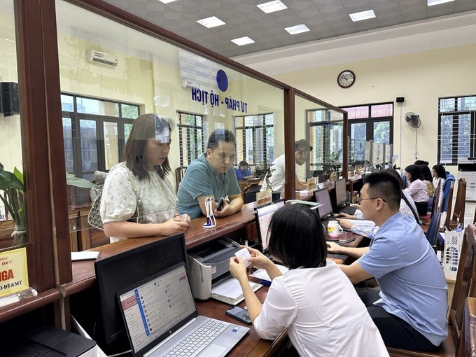 Chính phủ yêu cầu các bộ, ngành, địa phương tập trung ưu tiên giải quyết thủ tục hành chính cho người dân, doanh nghiệp, không để tồn đọng, chậm trễ (Ảnh minh họa).