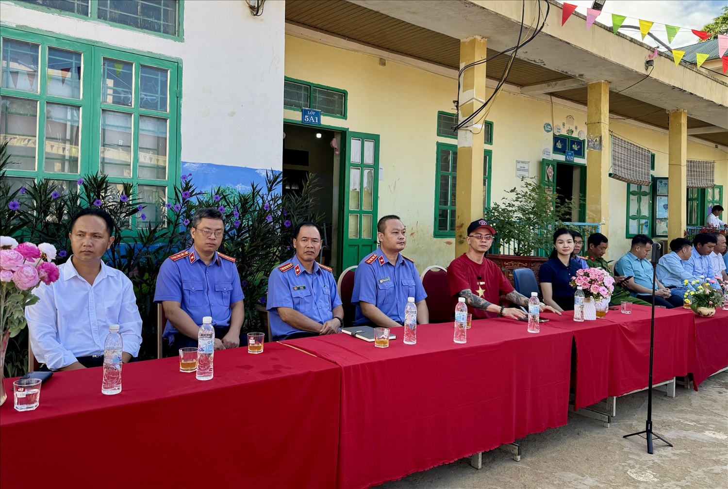 Tới dự buổi lễ có ông Vi Văn Hải, Phó Viện trưởng VKSND tỉnh Điện Biên; Nhà báo Phạm Thị Thanh Huyền, Phó Trưởng ban Báo Điện tử, Bí thư Đoàn Thanh niên Báo VietNamNet; ông Mai Thế Tùng (DJ Tommy) đại diện đơn vị tài trợ; cùng lãnh đạo chính quyền, các thầy giáo, cô giáo cùng toàn thể các em học sinh Trường PT DT BT TH Chua Ta