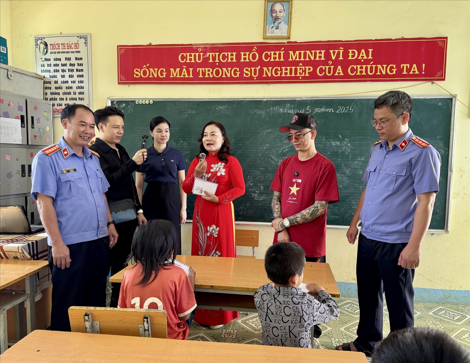Tại Chương trình, ông Mai Thế Tùng (áo đỏ) đại diện Nhóm nhạc yêu thương - DJ Tommy đã trao tặng 7 phần quà cho 7 em nhỏ bị khuyết tật đang theo học tại trường Trường PT DT BT TH Chua Ta