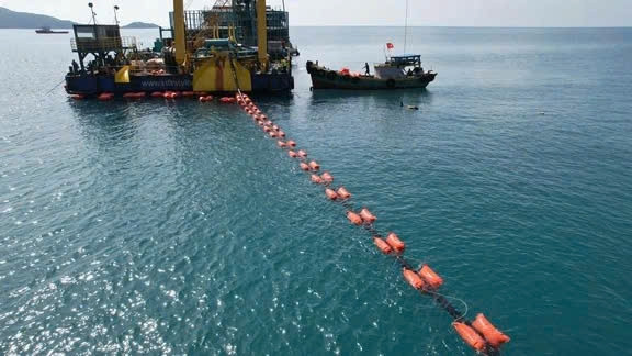 Thi công trên biển dự án cấp điện từ lưới điện quốc gia cho đặc khu Côn Đảo