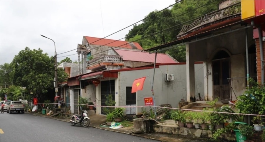 Xã Linh Sơn đã tổ chức phong tỏa khu vực nguy hiểm phía dưới chân đồi Phòng Không.(ảnh PV)