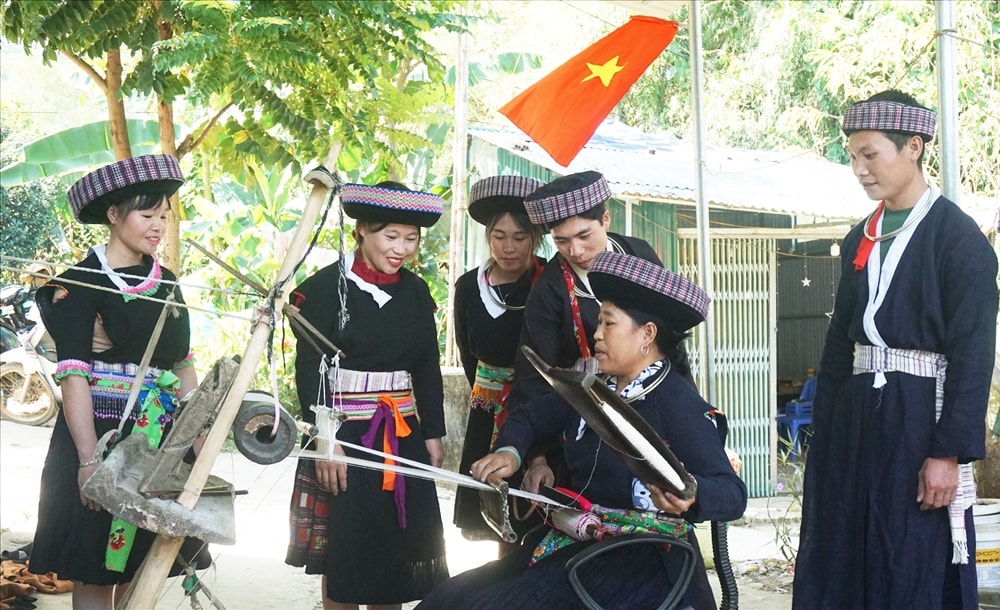 Người Mông xanh còn lưu giữ nhiều nét đẹp văn hóa đặc sắc riêng có. (Ảnh: Trọng Bảo)