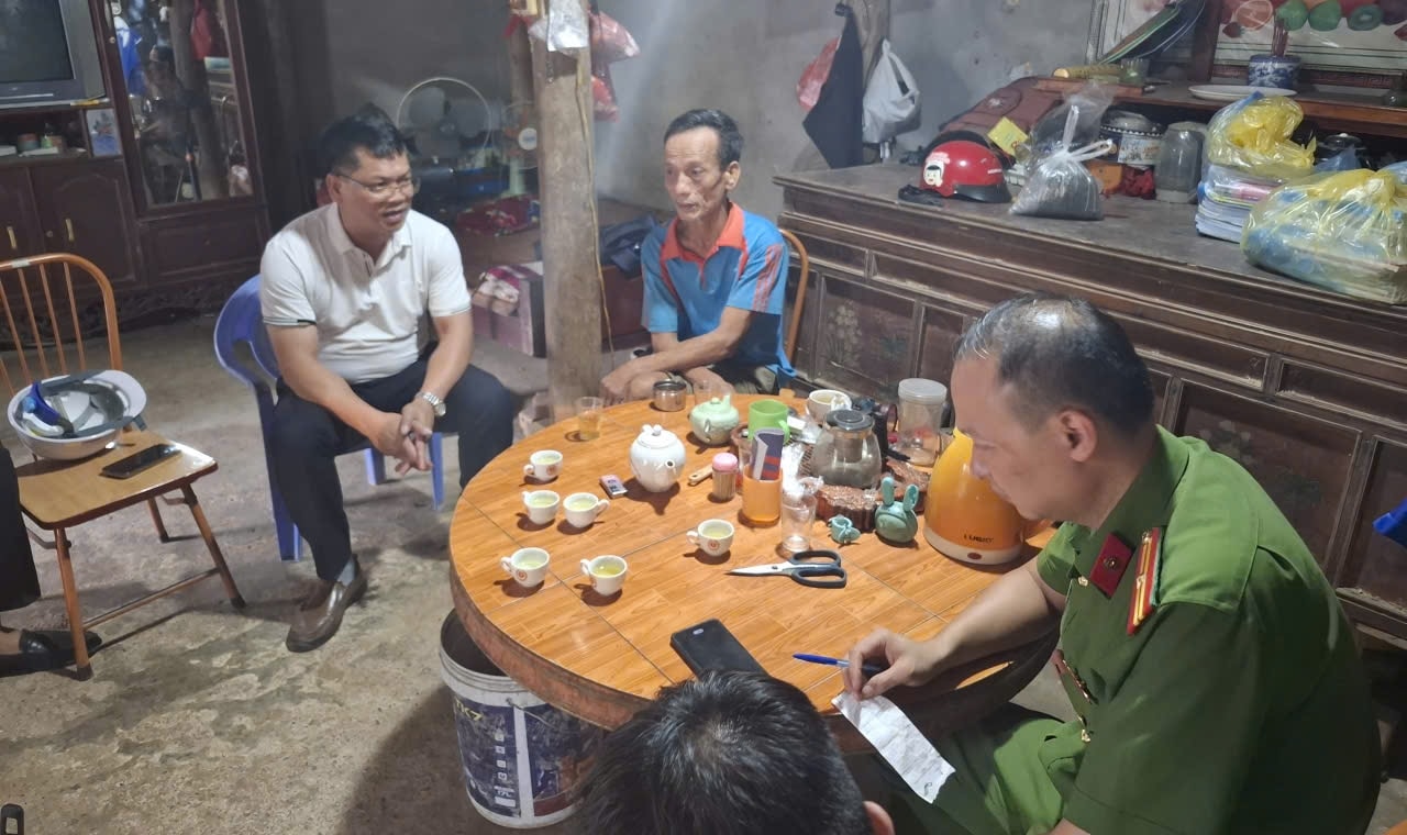 Lực lượng Công an xã Hùng Việt phối hợp với Đội QLĐLKV Cẩm Khê (PC Phú Thọ) cung cấp thông tin chính xác cho khách hàng