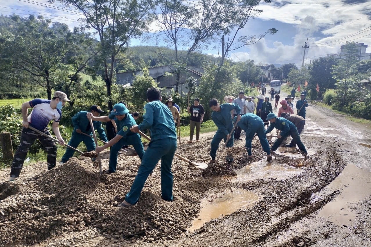 Việc sửa chữa lại đường ĐH 85 cũng chỉ là giải pháp tạm thời. Điều mà cán bộ và người dân xã Đăk Môn mong mỏi lớn nhất lúc này, là các cơ quan chức năng sớm quan tâm, đầu tư nâng cấp tuyến đường. (Ảnh: Ngọc Chí)