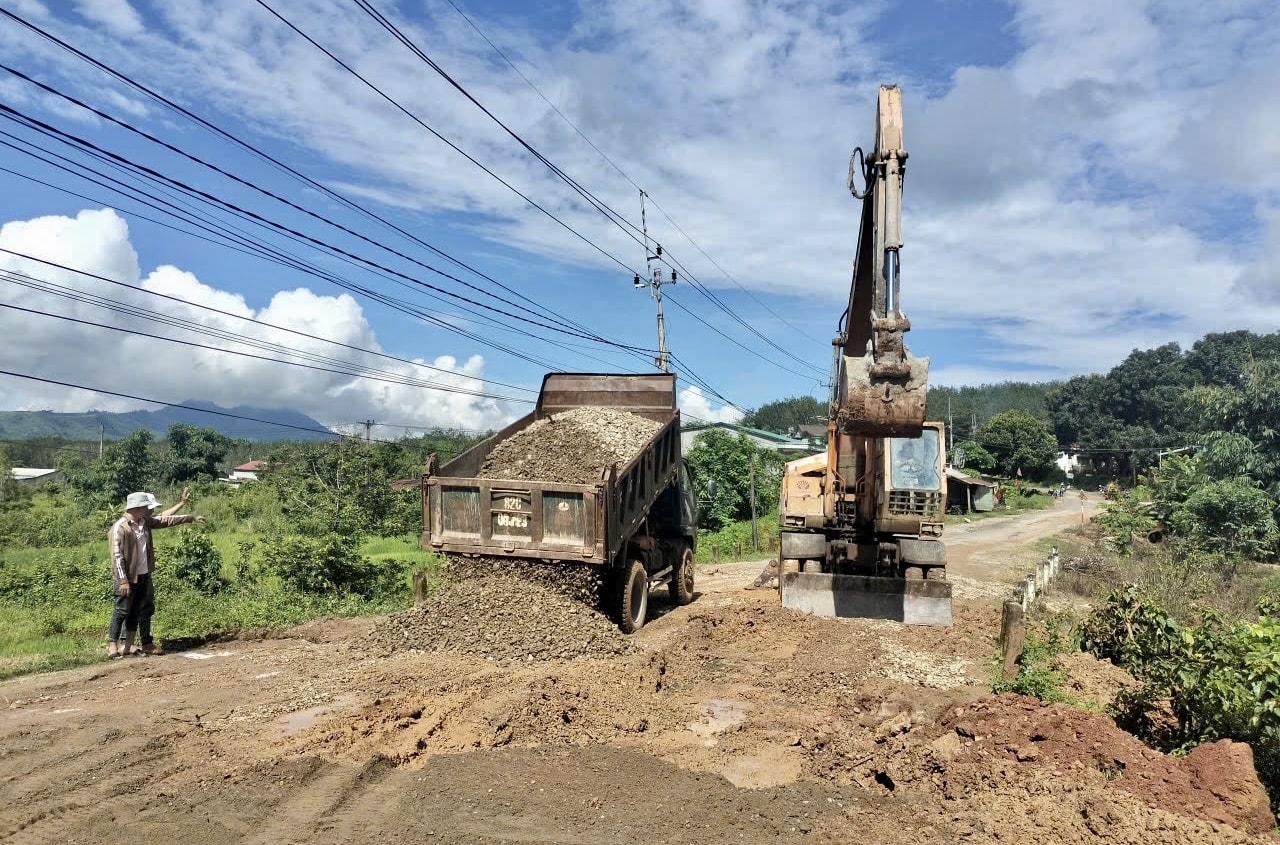 Xã Đăk Môn đã vận động các doanh nghiệp, người dân đóng góp 25 chuyến xe tải, 8 ca máy đào và 321m3 đá, sỏi để sửa chữa đường ĐH 85. (Ảnh: Ngọc Chí)