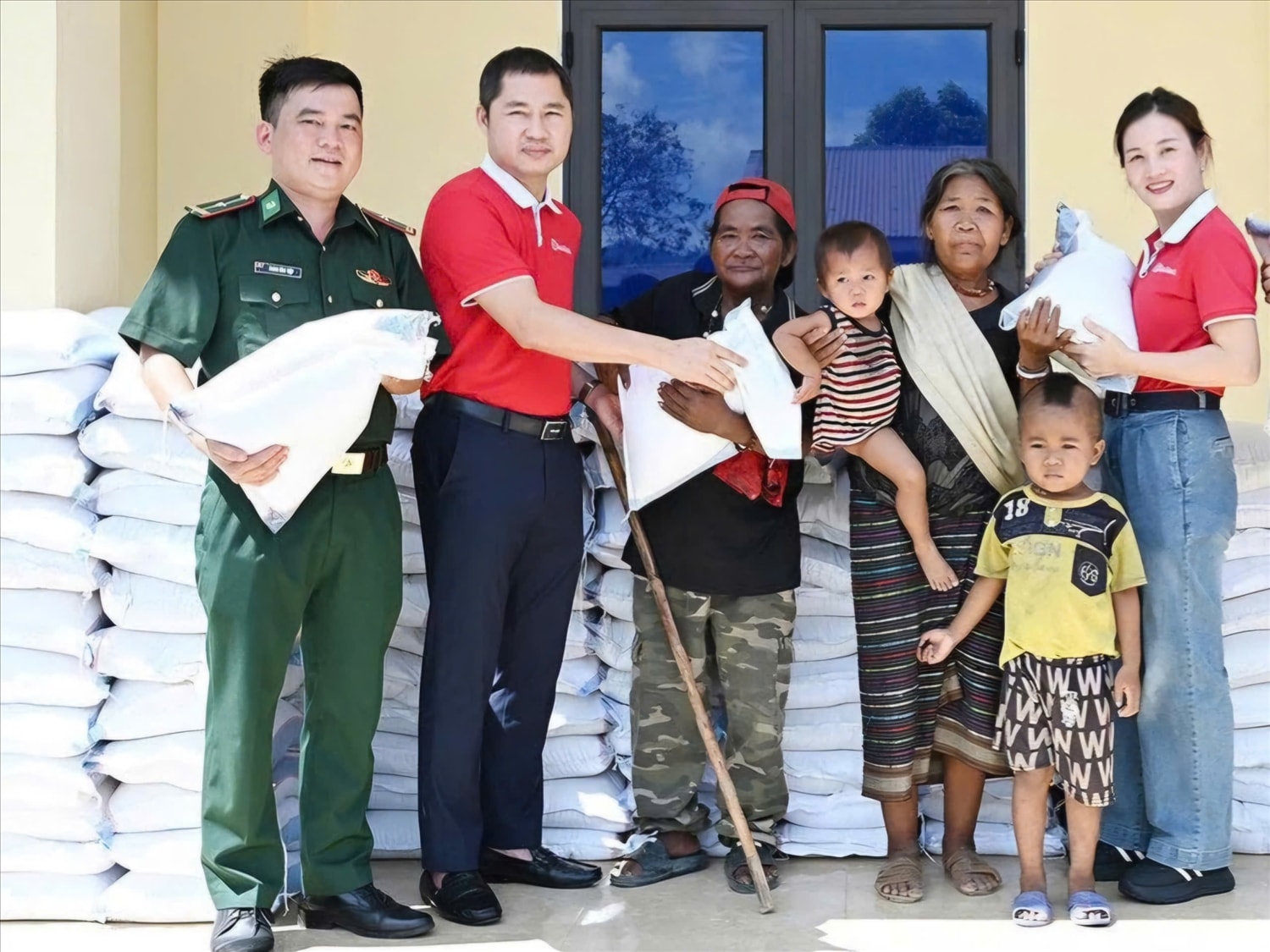 Cũng trong dịp này, 46 hộ đồng bào Chứt ở Rào Tre được nhận gạo từ nhà tài trợ (Ảnh: CTV)