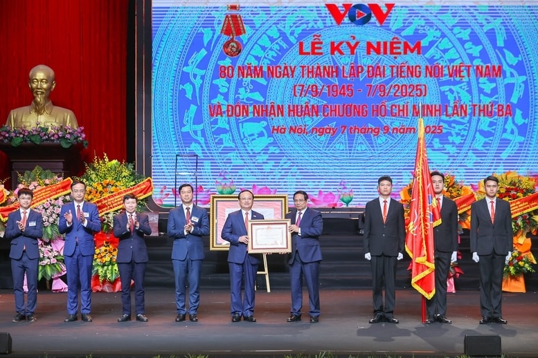 Thay mặt lãnh đạo Đảng, Nhà nước, Thủ tướng Phạm Minh Chính trao Huân chương Hồ Chí Minh (lần thứ ba) tặng Đài Tiếng nói Việt Nam - Ảnh: VGP/Nhật Bắc