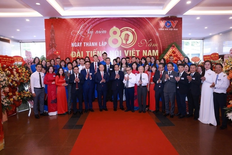 Thủ tướng Phạm Minh Chính chụp ảnh lưu niệm cùng các thế hệ cán bộ, phóng viên, biên tập viên, người lao động VOV - Ảnh: VGP/Nhật Bắc