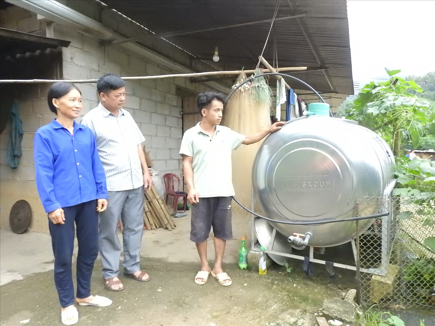 Người dân ở xã Bắc La, huyện Văn Lãng, nay là xã Văn Lãng tỉnh Lạng Sơn được hỗ trợ téc đựng nước sinh hoạt từ Dự án 1