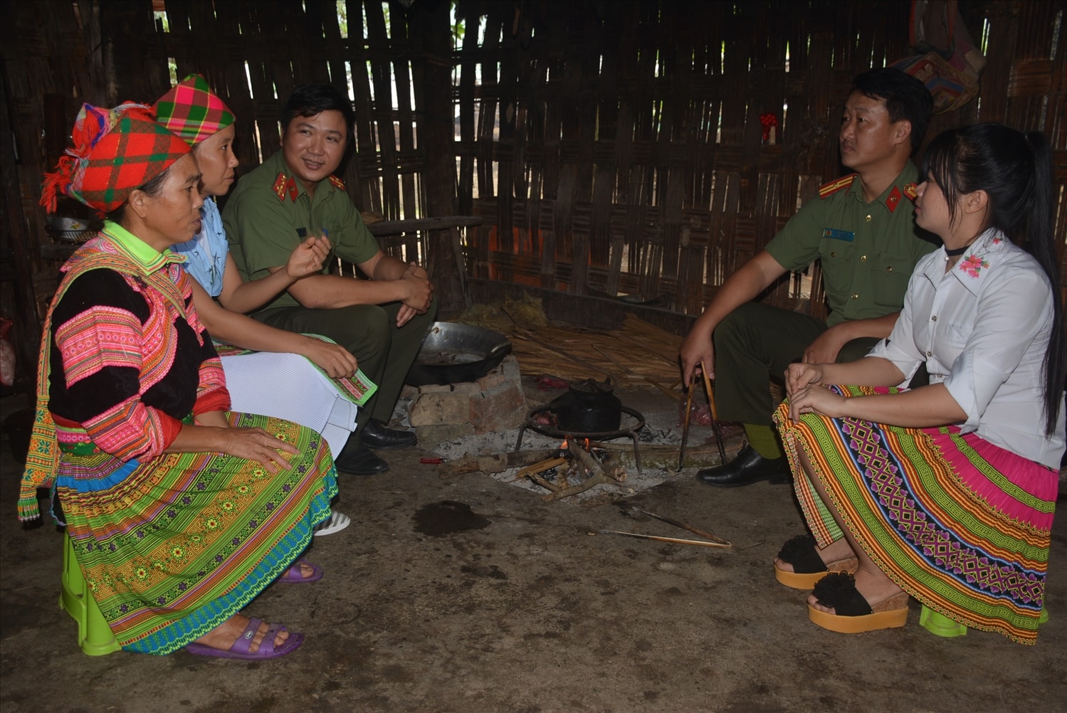 Cán bộ phòng An ninh đối nội (PA02) Công an tỉnh Tuyên Quang  tuyên truyền vận động đồng bào dân tộc Mông ở thôn Nà Mộ, xã Hùng Lợi, tỉnh Tuyên Quang không theo tà đạo, đạo lạ và hoạt động tôn giáo trái pháp luật 