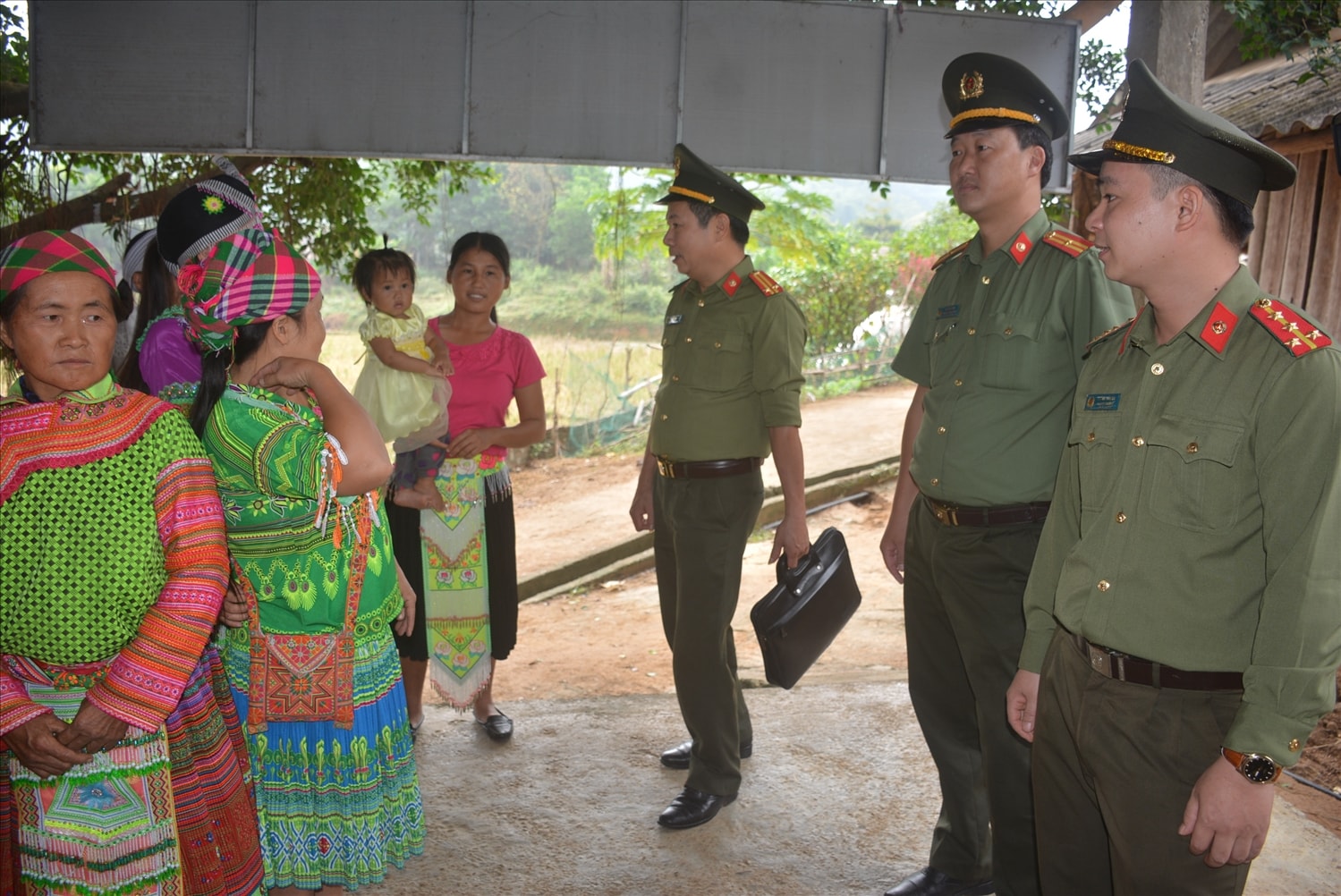 Cán bộ Phòng An ninh đối nội (PA02) Công an tỉnh Tuyên Quang thường xuyên xuống gặp gỡ, tuyên truyền đồng bào chấp hành tốt pháp luật