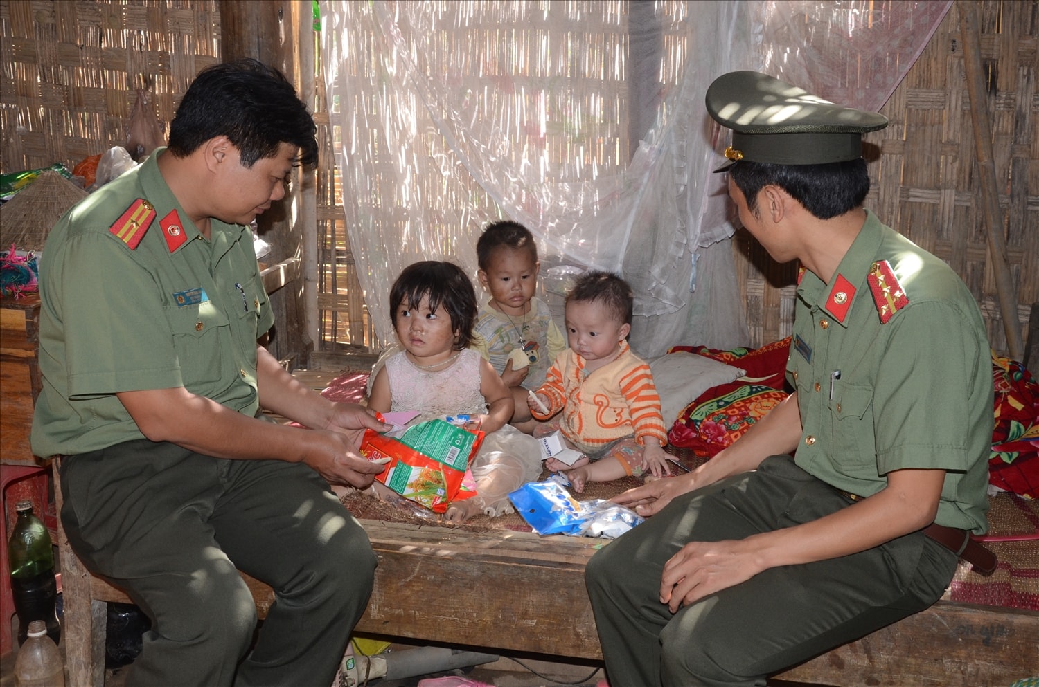 Cán bộ an ninh - Công an tỉnh Tuyên Quang thăm hỏi và tặng quà cháu nhỏ người Mông có hoàn cảnh khó khăn trên địa bàn xã Yên Phú, tỉnh Tuyên Quang
