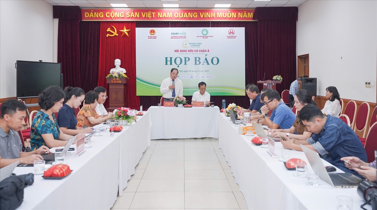 Tiến sĩ khoa học Hà Phúc Mịch - Chủ tịch Hiệp hội Nông nghiệp Hữu cơ Việt Nam phát biểu tại buổi hợp báo - Ảnh: Phạm Thông