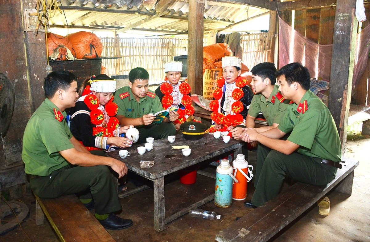 Cán bộ an ninh Công an xã Lâm Bình, tỉnh Tuyên Quang tuyên truyền pháp luật, vận động quần chúng tại địa bàn dân cư