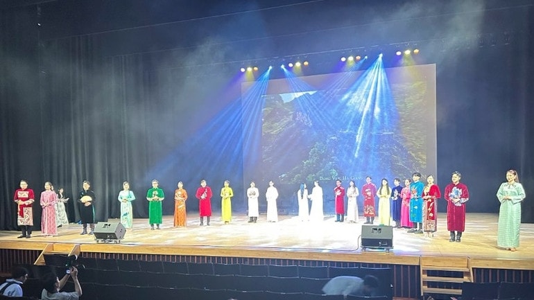 Phần trình diễn áo dài truyền thống trong khuôn khổ chương trình nghệ thuật đặc biệt “Tự hào một dải non sông”