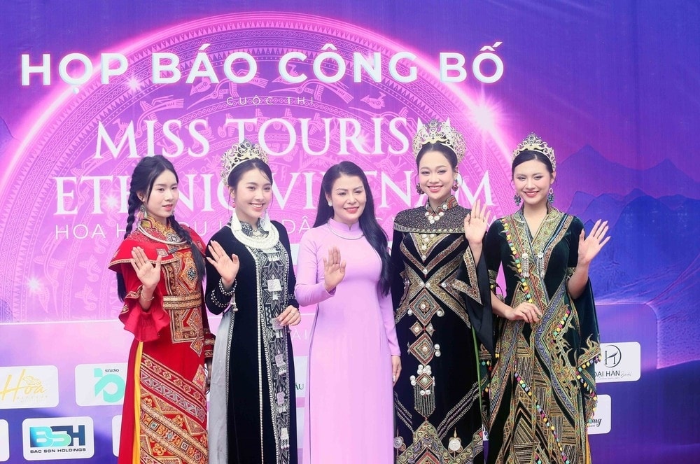Buổi họp báo thu hút nhiều người đẹp tham dự trong trang phục cách tân mang sắc màu thổ cẩm