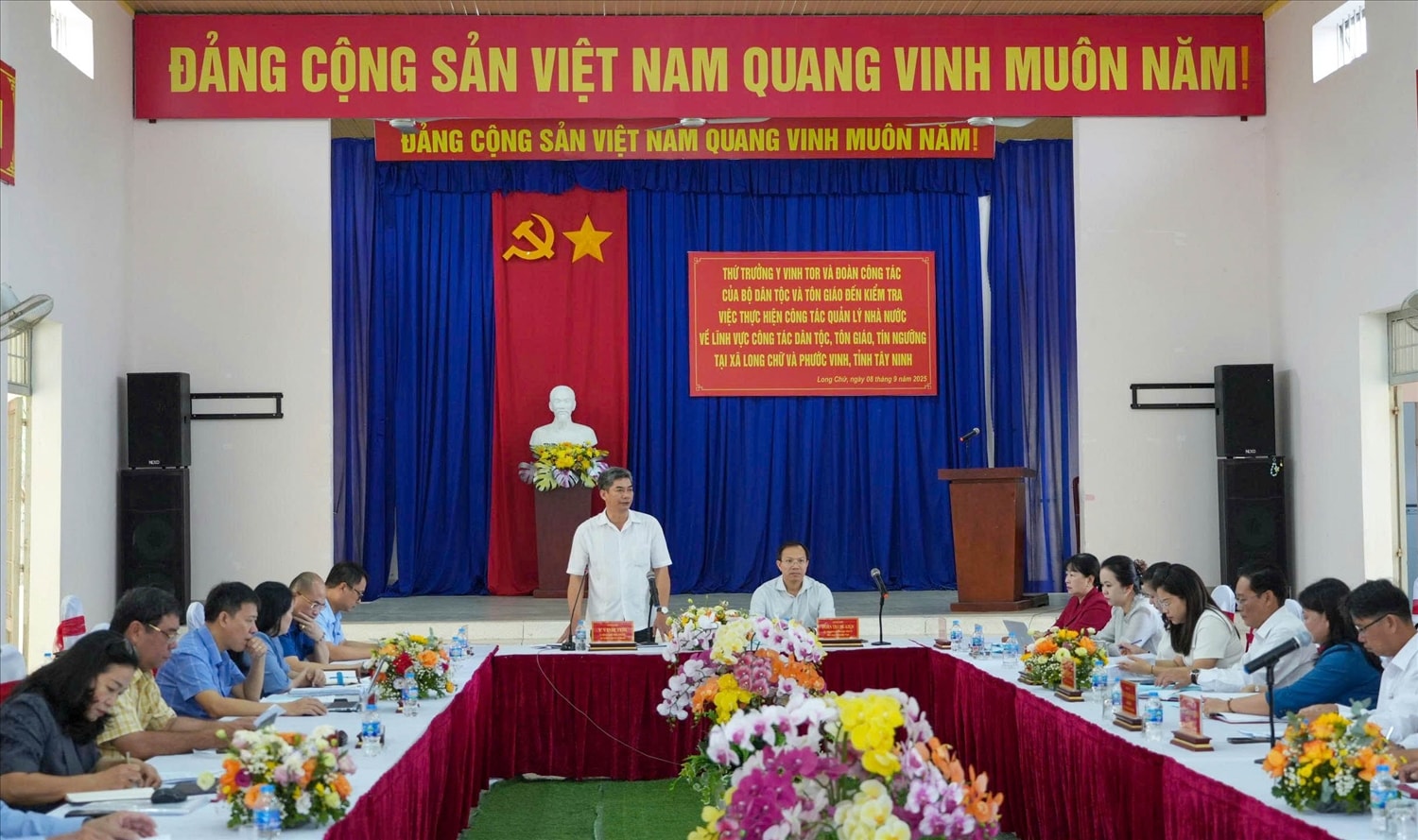 Quang cảnh buổi làm việc
