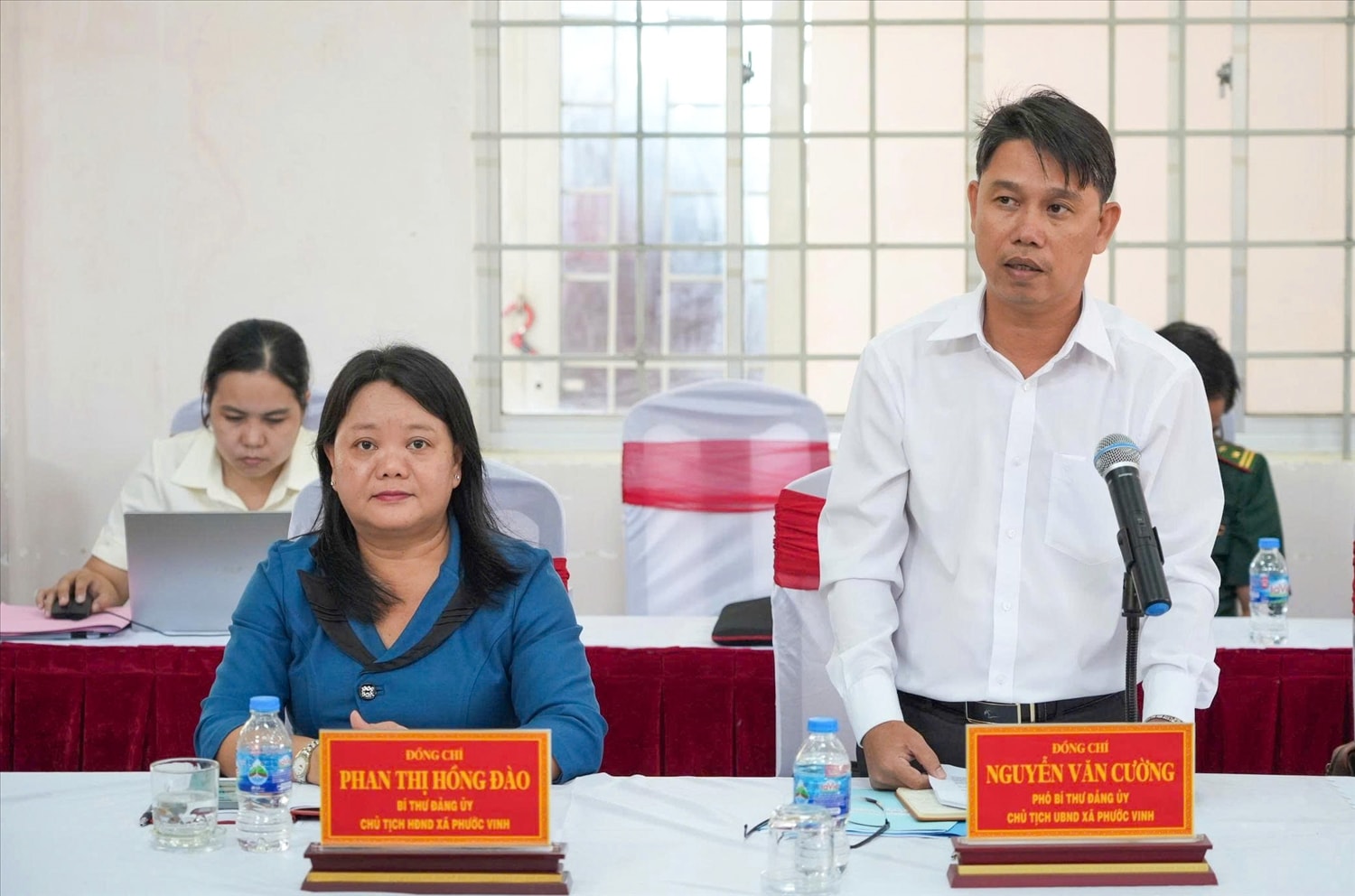 Ông Nguyễn Văn Cường, Phó Bí thư Đảng ủy, Chủ tịch UBND xã Phước Vinh báo cáo với đoàn công tác