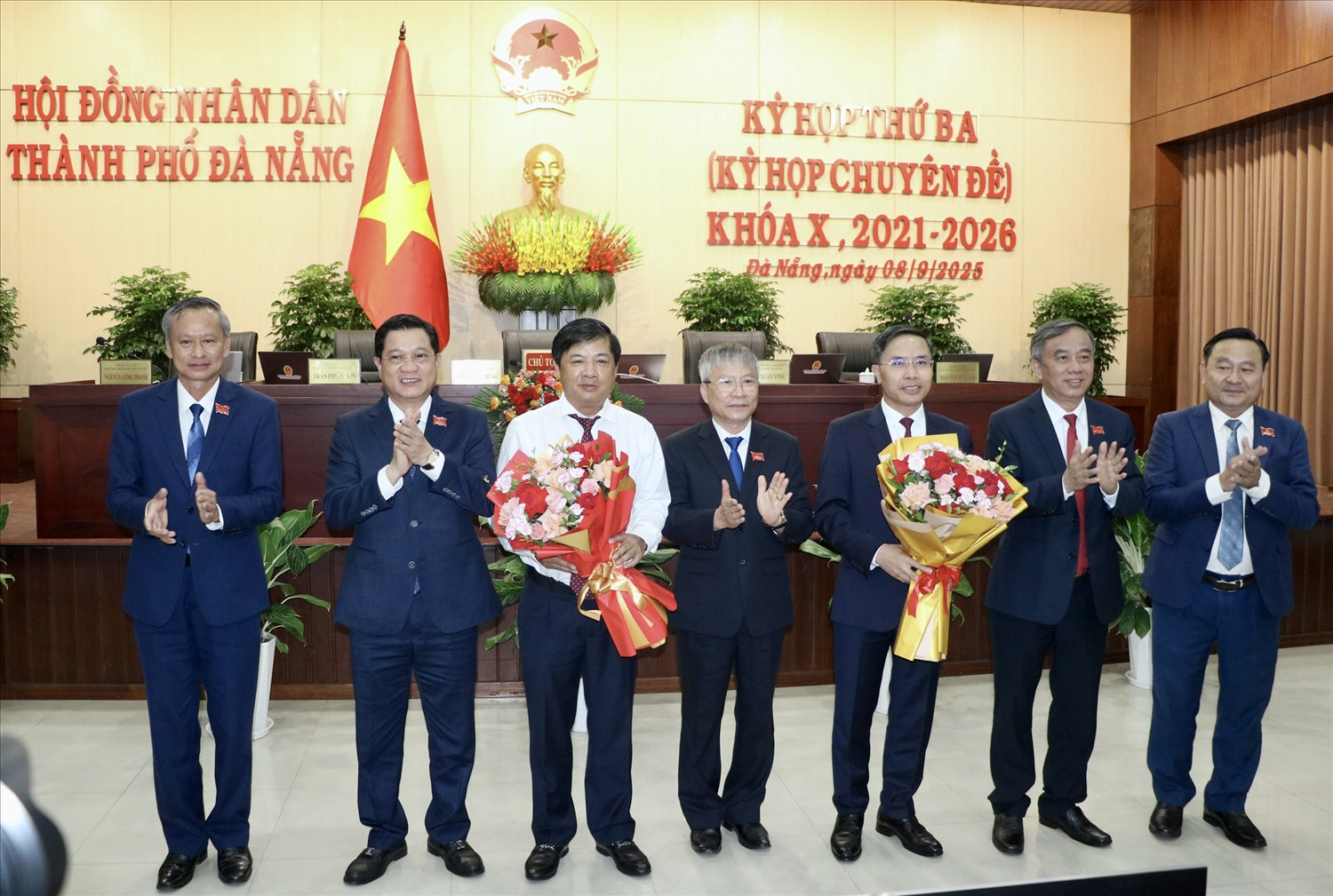 Ông Lương Nguyễn Minh Triết (thứ 3 từ trái sang) và ông Phạm Đức Ấn nhận hoa chúc mừng. (Ảnh Hà Gia).