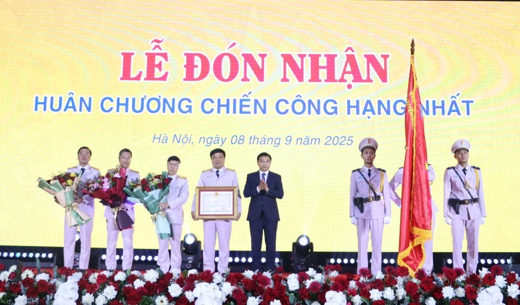 Thừa ủy quyền của Chủ tịch nước, Bộ trưởng Bộ Tài chính Nguyễn Văn Thắng trao tặng Huân chương Chiến công hạng Nhất tới tập thể lãnh đạo Cục Hải quan. Ảnh: Đức Minh.