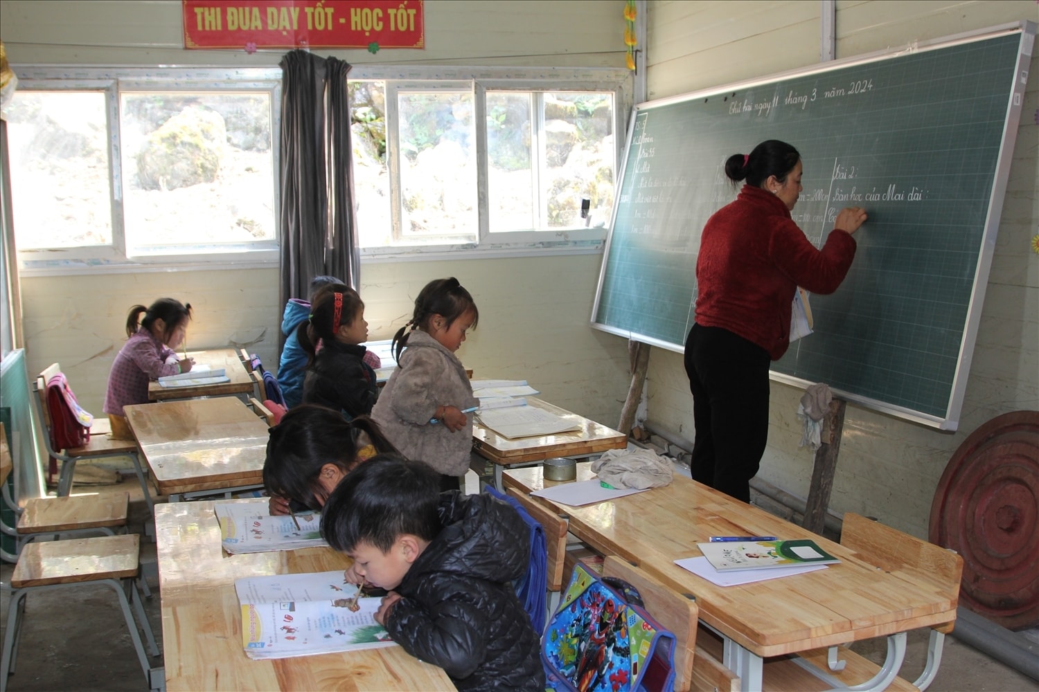 Một giờ học của lớp ghép ở điểm trường thôn Cà Lò, xã Khánh Xuân, tỉnh Cao Bằng. Ảnh Thúy Hồng