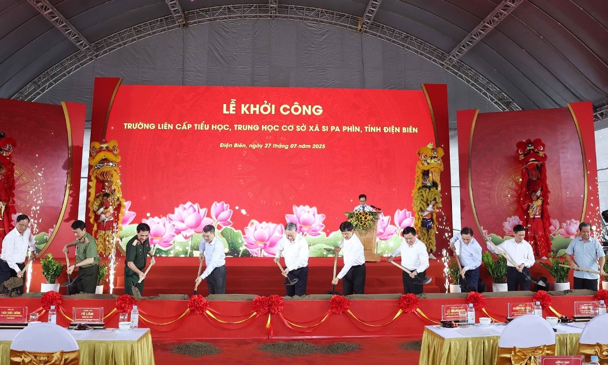 Tổng Bí thư tô Lâm cùng các đại biểu thực hiện nghi thức khởi công Trường liên cấp Tiểu học, Trung học cơ sở xã Si Pa Phìn thời điểm cuối tháng 7/2025. Ảnh TL