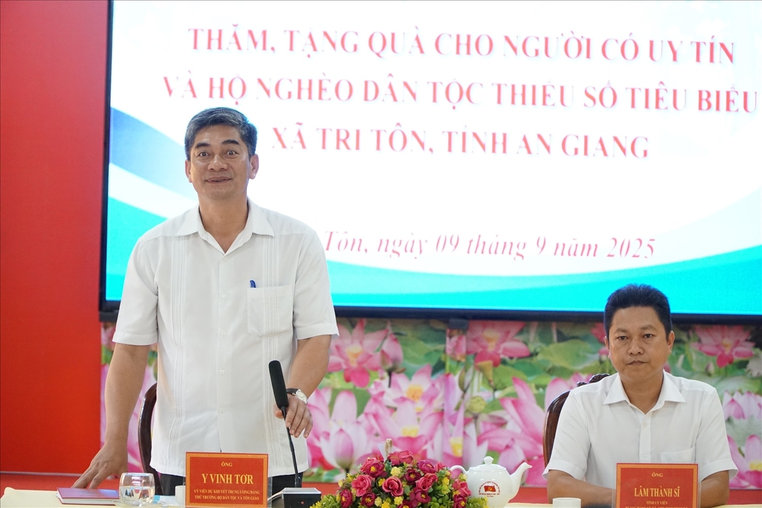 Thứ trưởng Bộ Dân tộc và Tôn giáo Y Vinh Tơr phát biểu tại buổi làm việc ở xã Tri Tôn