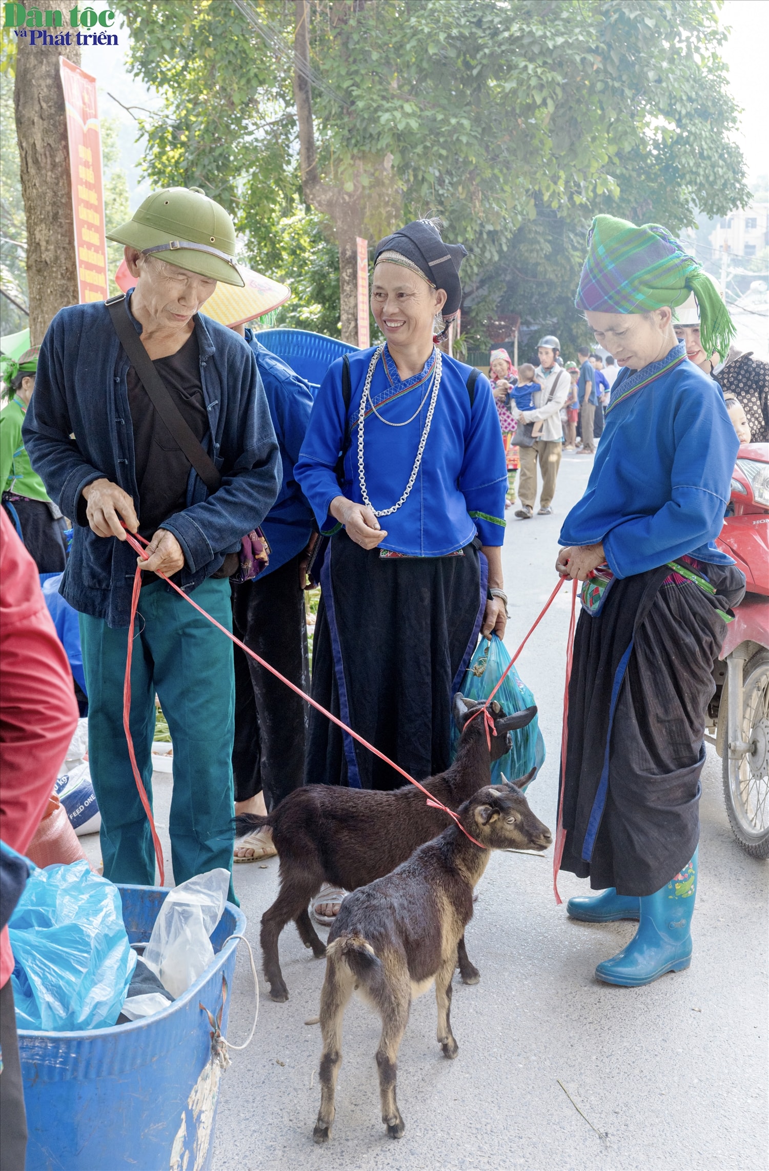 Người dân vùng cao xuống chợ không chỉ mua bán nông sản mà còn tìm con giống như lợn, dê để gây nuôi phát triển kinh tế.