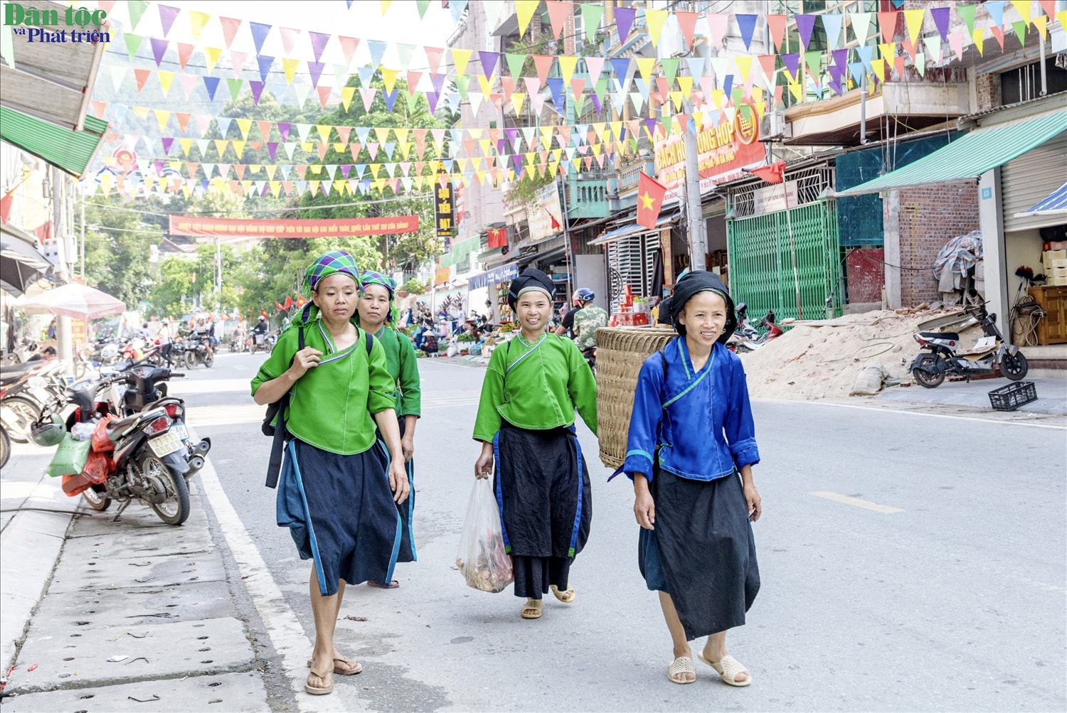 Chợ phiên Hoàng Su Phì được hình thành từ thời Pháp thuộc và duy trì đều đặn vào mỗi chủ nhật hằng tuần. Ban đầu, nơi đây chủ yếu để bà con mang nông sản đến mua bán, trao đổi phục vụ đời sống hằng ngày.