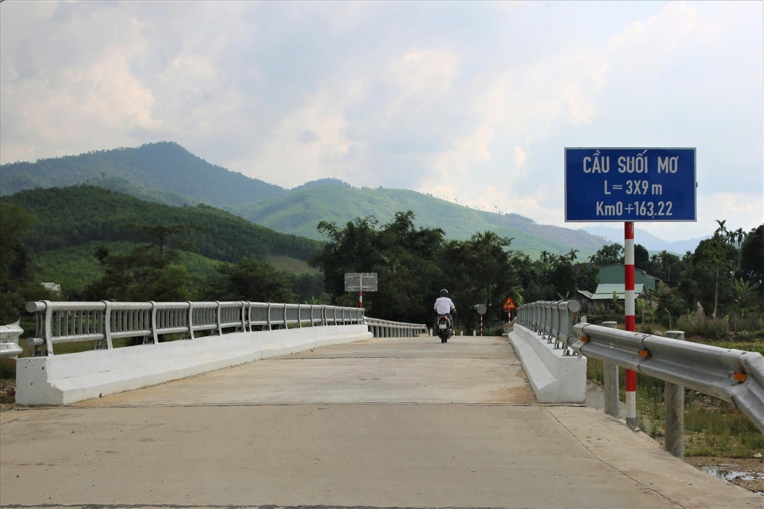 Nguồn lực từ các chương trình mục tiêu quốc gia giúp Trà My phát triển cơ sở hạ tầng, thúc đẩy kinh tế (Ảnh H.Trường) Nguồn lực từ các chương trình mục tiêu quốc gia giúp Trà My phát triển cơ sở hạ tầng, thúc đẩy kinh tế (Ảnh H.Trường)