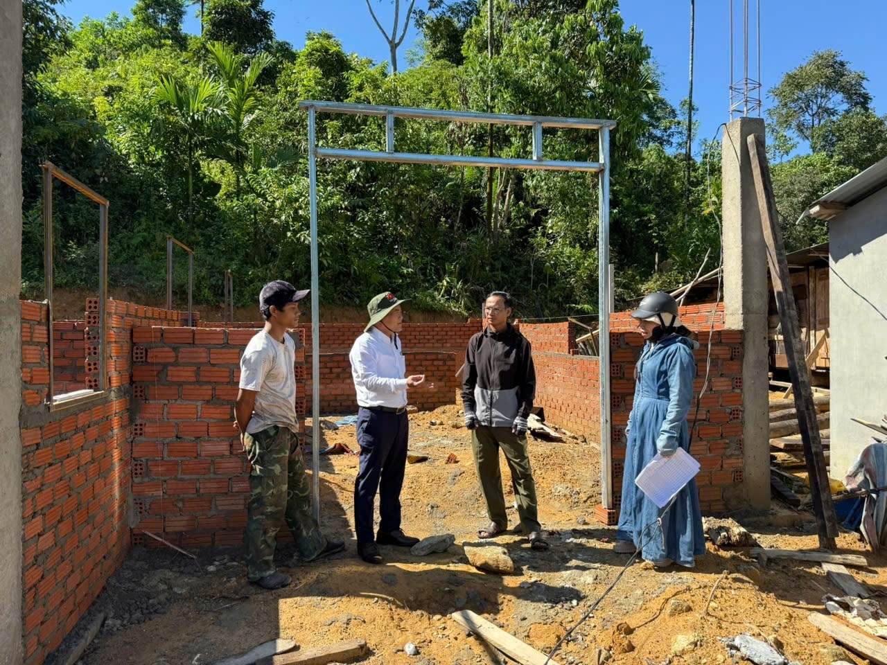 Lãnh đạo xã Trà Tân kiểm tra công tác xóa nhà tạm ở cơ sở (Ảnh Huy Trường)