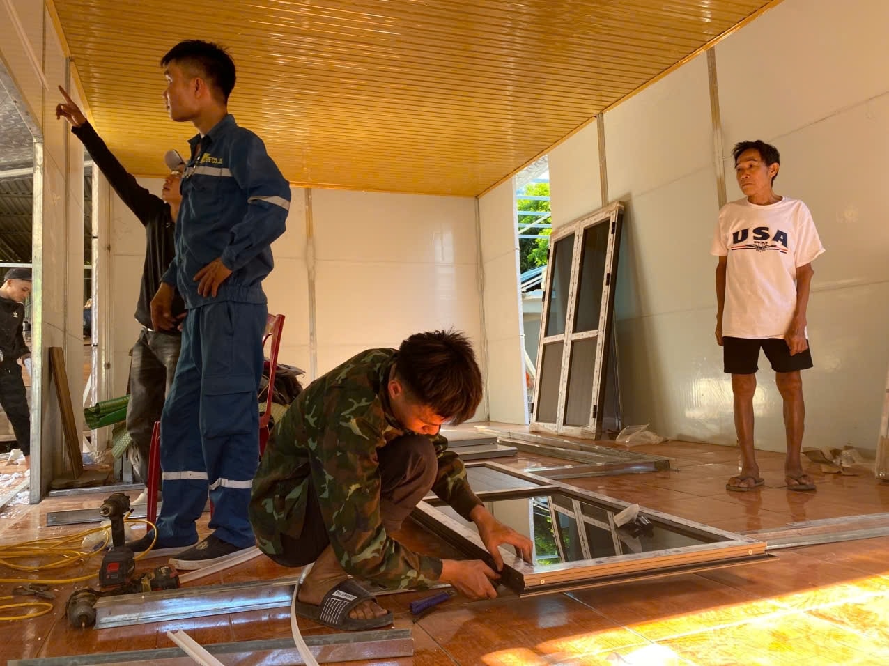 Thi công những hạng mục cuối cùng trong căn nhà của ông Lô Văn Thanh - Ảnh: Thanh Hải
