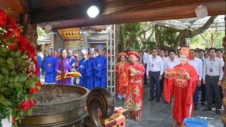 Các đại biểu và du khách tổ chức các nghi lễ, dâng hương tại di tích đền Bảo Hà. Ảnh: ITN Các đại biểu và du khách tổ chức các nghi lễ, dâng hương tại di tích đền Bảo Hà. Ảnh: ITN