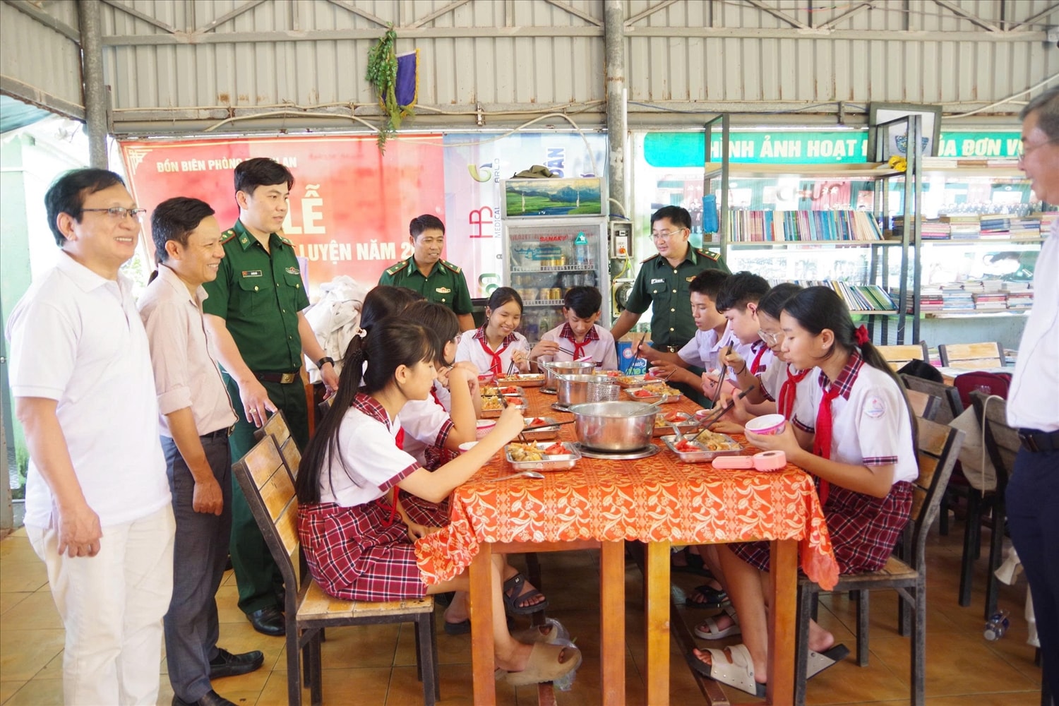Ban Chỉ huy BĐBP TP Hồ Chí Minh nhất chí tạo điều kiện để đơn vị phối hợp địa phương tổ chức Chương trình “Bữa ăn cùng em đến trường” tại đồn Biên phòng Thạnh An