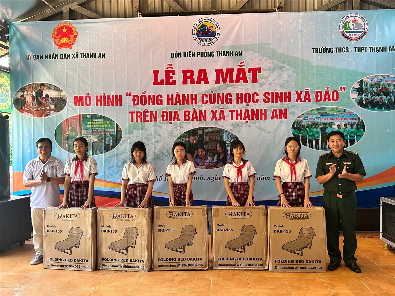 Đơn vị còn trao tặng các em 15 giường xếp, dụng cụ học tập, trang thiết bị sinh hoạt, thiết kế không gian đọc sách, nghiên cứu tài liệu