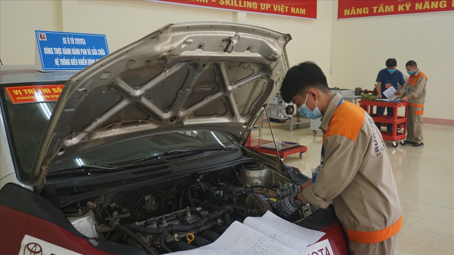 Học sinh, sinh viên học ngành công nghệ ô tô có việc làm sau khi ra trường đạt trên 90% (ảnh Trọng Bảo) Học sinh, sinh viên học ngành công nghệ ô tô có việc làm sau khi ra trường đạt trên 90% (ảnh Trọng Bảo)