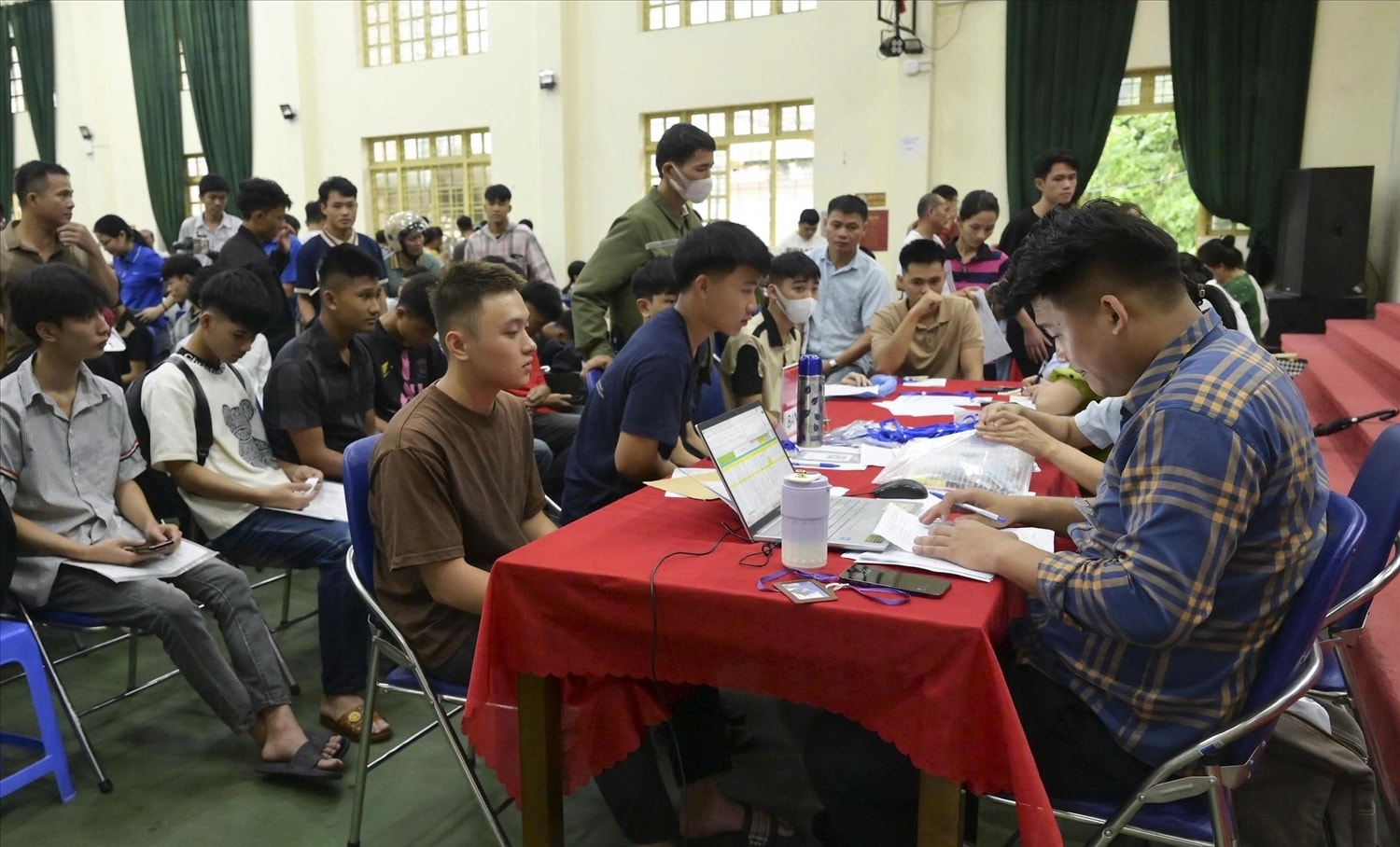 Trên 1.200 sinh viên đang ký học nghề hệ cao đẳng tại Trường Cao đẳng Lào Cai năm học 2025 - 2026 (ảnh Trọng Bảo) Trên 1.200 sinh viên đang ký học nghề hệ cao đẳng tại Trường Cao đẳng Lào Cai năm học 2025 - 2026 (ảnh Trọng Bảo)