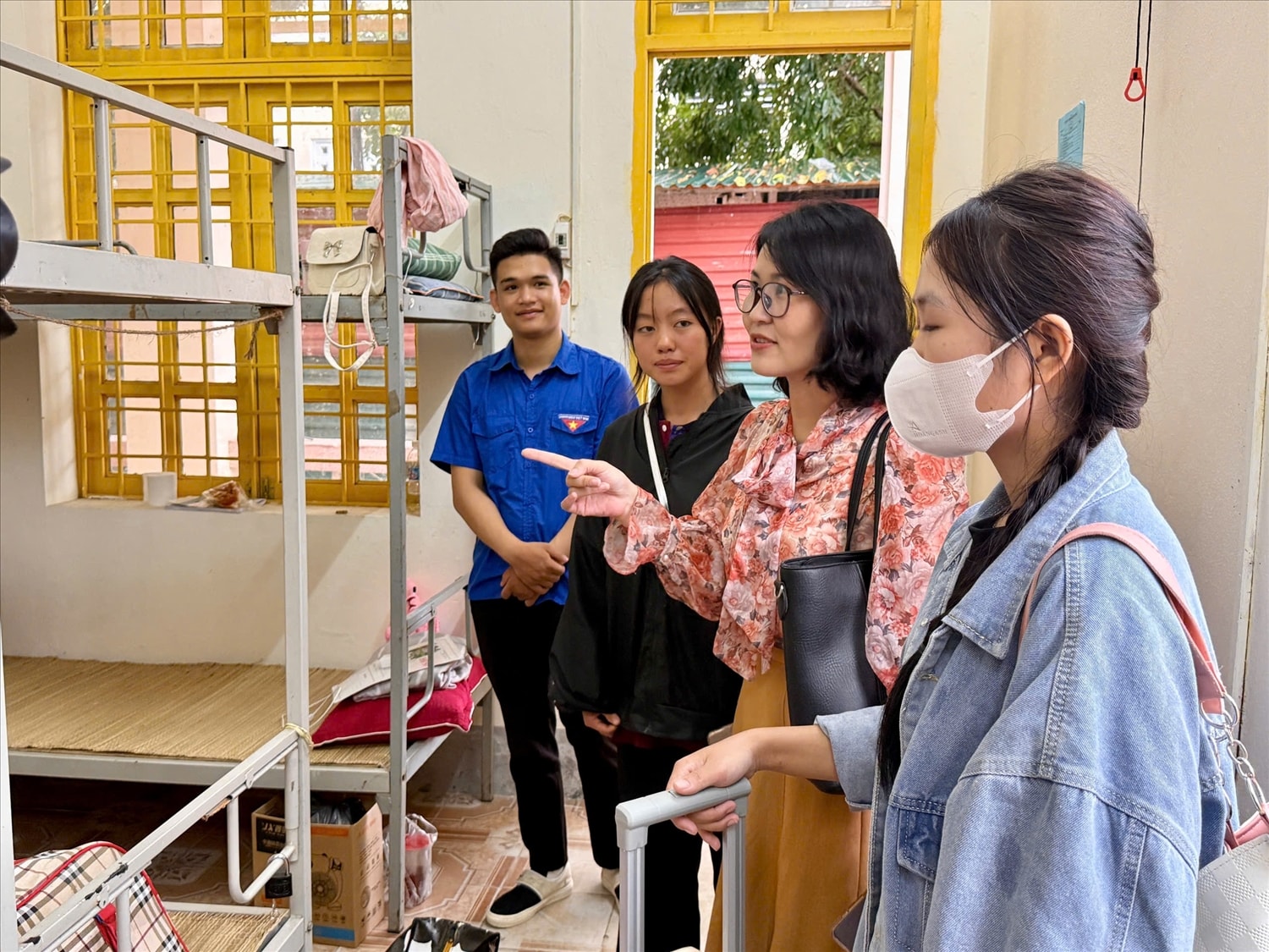 Nhà trường hiện bố trí cho trên 1.500 học sinh, sinh viên thuộc diện hộ nghèo, cận nghèo, gia đình chính sách và sinh viên ngoại tỉnh ở ký túc xá (ảnh Trọng Bảo) Nhà trường hiện bố trí cho trên 1.500 học sinh, sinh viên thuộc diện hộ nghèo, cận nghèo, gia đình chính sách và sinh viên ngoại tỉnh ở ký túc xá (ảnh Trọng Bảo)