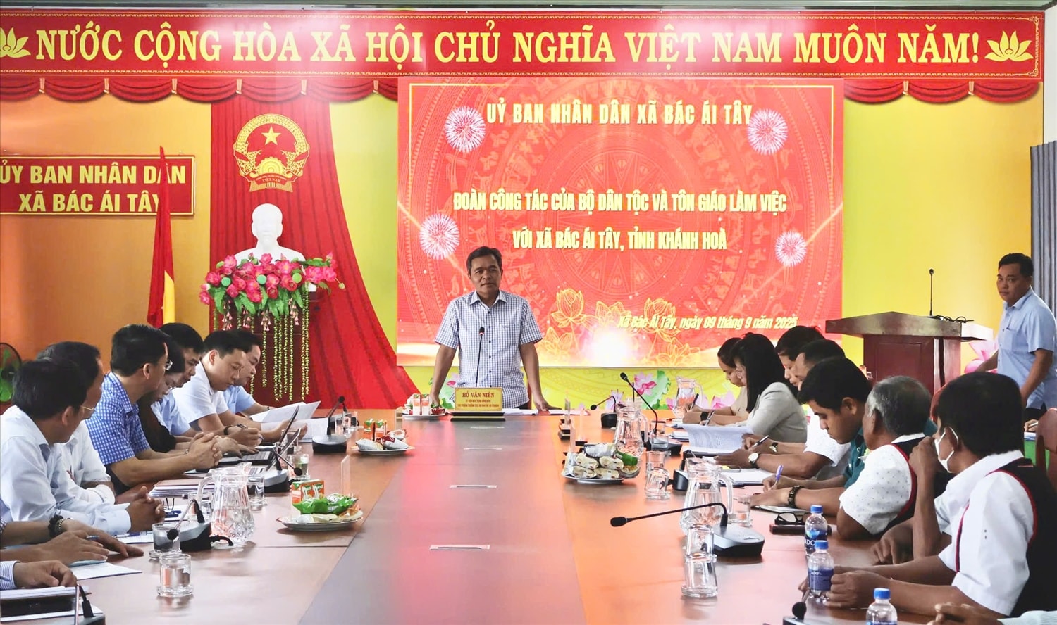 Thứ trưởng Thường trực Bộ Dân tộc và Tôn giáo Hồ Văn Niên làm việc với xã Bác Ái Tây 