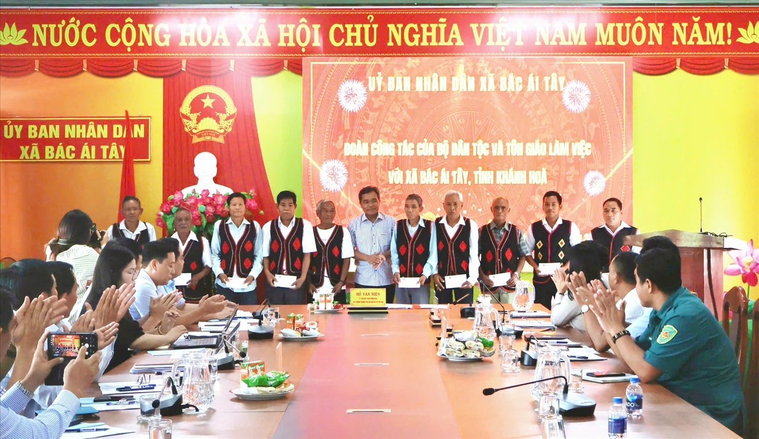 Thứ trưởng Thường trực Bộ Dân tộc và Tôn giáo Hồ Văn Niên tặng quà cho Người có uy tín xã Bác Ái Tây