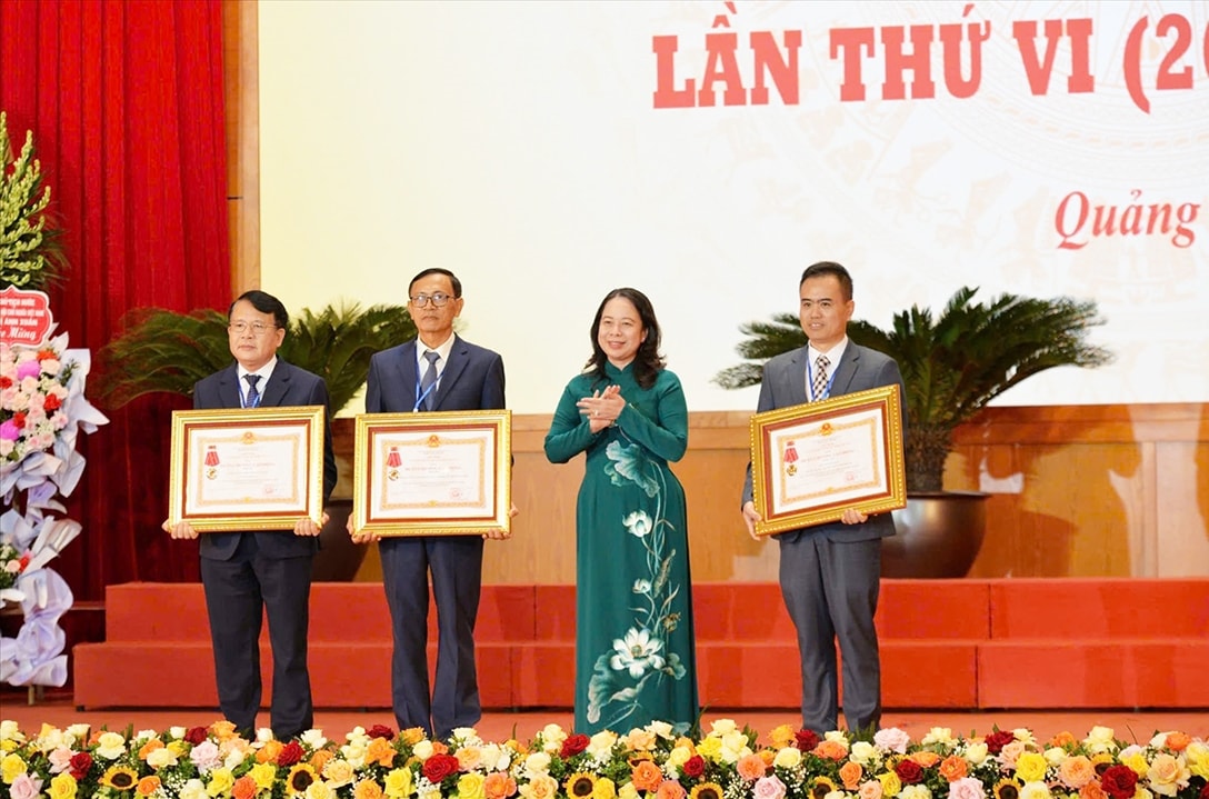Phó Chủ tịch nước Võ Thị Ánh Xuân thừa ủy quyền của Chủ tịch nước trao Huân chương Lao động hạng Nhất và hạng Ba cho 3 tập thể tiêu biểu. (Ảnh: Mỹ Dung)
