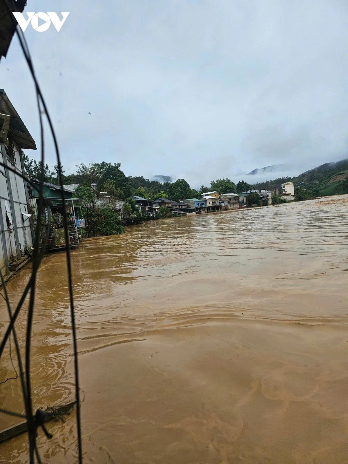 Để đảm bảo an toàn tuyệt đối cho hồ, đập thuỷ điện trong những ngày mưa lớn, sáng nay 9/9, Thủy điện Nậm Công 3 và Tà Cọ nằm trên địa bàn xã Huổi Một và xã Sốp Cộp, tỉnh Sơn La đã tiến hành xả cát hồ chứa để ứng phó với mưa lớn sau hoàn lưu bão số 7. Ảnh: VOV