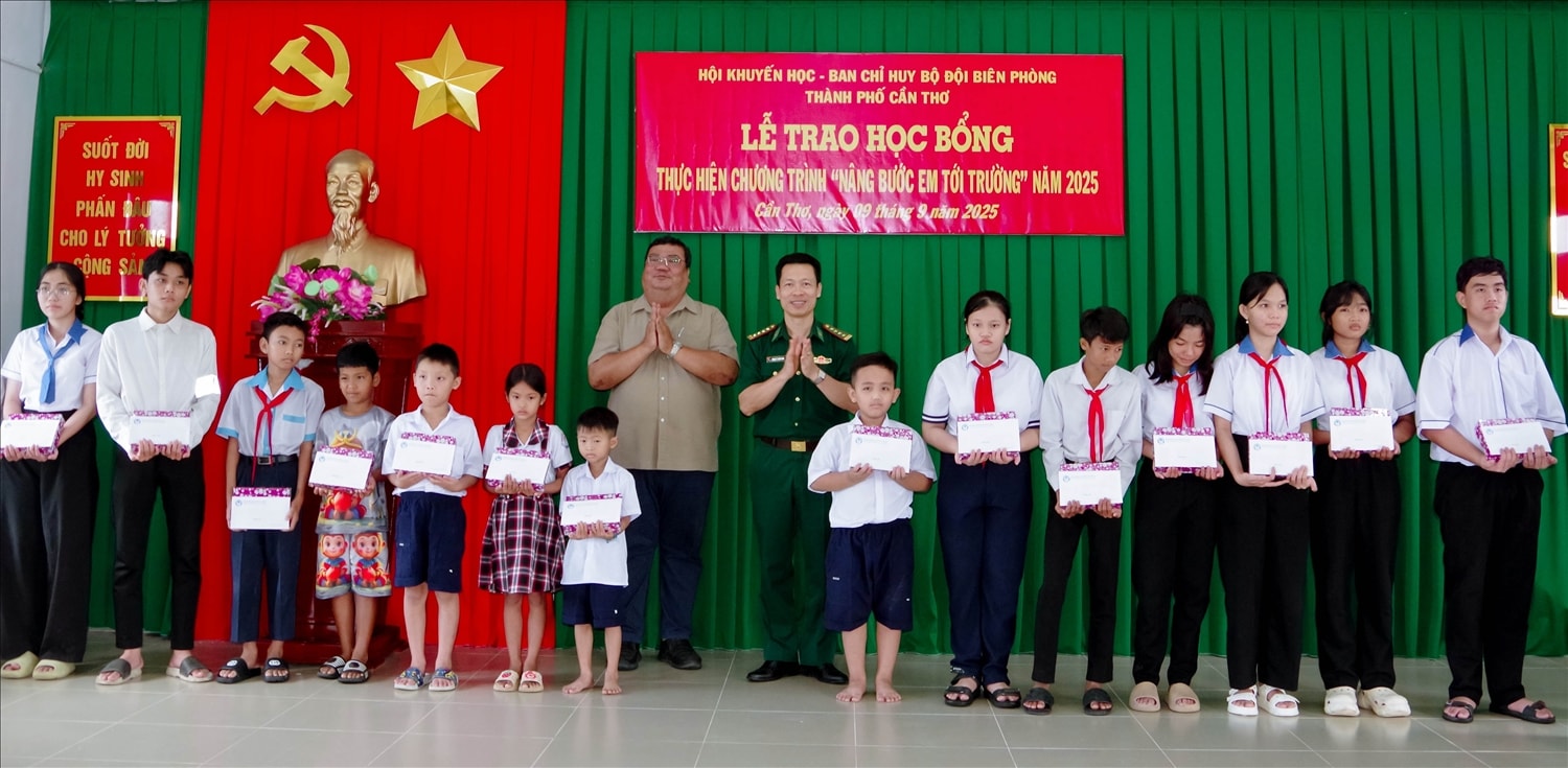 Đại tá Phạm Lê Xuân Bình, Chỉ huy trưởng BĐBP TP. Cần Thơ và ông Lâm Sao, Phó chủ tịch hội khuyến học TP Cần Thơ trao học bổng cho các em học sinh trên địa bàn  khu vực biên giới biển phường Vĩnh Châu, TP. Cần Thơ